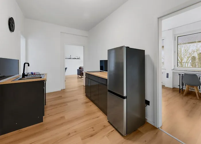 100qm, 6 Personen, Balkon, Messe, Kueche アパート